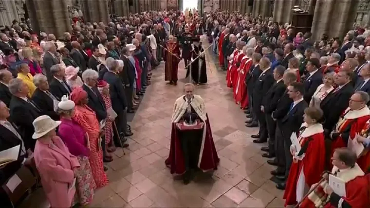 Pogledajte trenutak kad je Charles u&scaron;ao u opatiju. Prije njega unijeli su krunu svetog Edwarda