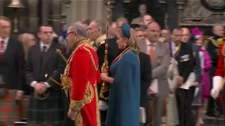 Pogledajte trenutak kad je Charles u&scaron;ao u opatiju. Prije njega unijeli su krunu svetog Edwarda