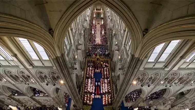 Pogledajte trenutak kad je Charles u&scaron;ao u opatiju. Prije njega unijeli su krunu svetog Edwarda