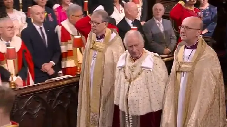 Pogledajte trenutak kad je Charles u&scaron;ao u opatiju. Prije njega unijeli su krunu svetog Edwarda