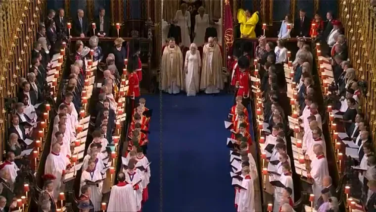 Pogledajte trenutak kad je Charles u&scaron;ao u opatiju. Prije njega unijeli su krunu svetog Edwarda