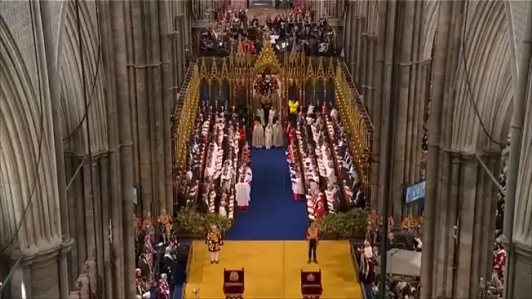 Pogledajte trenutak kad je Charles u&scaron;ao u opatiju. Prije njega unijeli su krunu svetog Edwarda