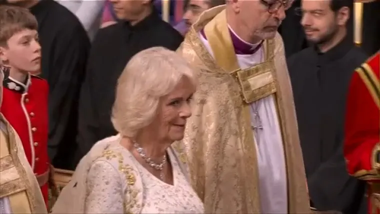 Pogledajte trenutak kad je Charles u&scaron;ao u opatiju. Prije njega unijeli su krunu svetog Edwarda