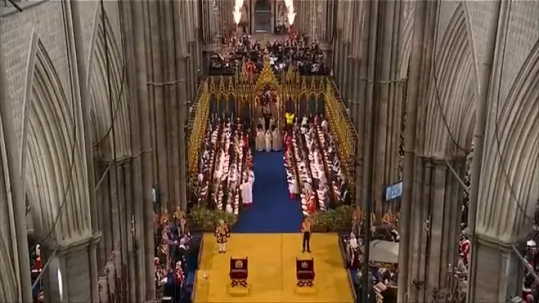 Pogledajte trenutak kad je Charles u&scaron;ao u opatiju. Prije njega unijeli su krunu svetog Edwarda