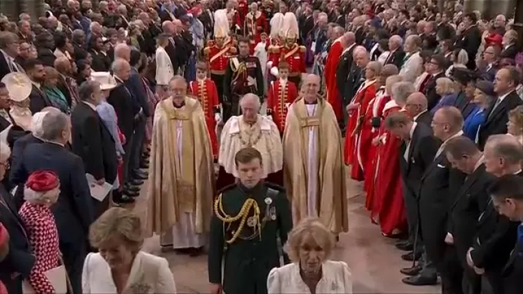 Pogledajte trenutak kad je Charles u&scaron;ao u opatiju. Prije njega unijeli su krunu svetog Edwarda