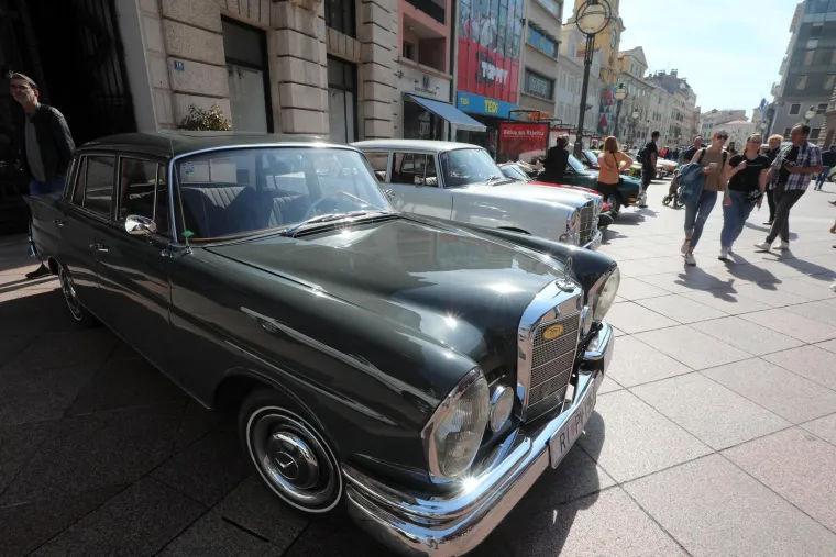 Od žabe i bube do stogodi&scaron;njaka: 115 oldtimera zabljesnulo na riječkom Korzu