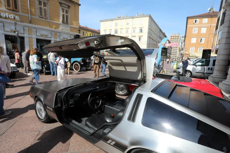 Od žabe i bube do stogodi&scaron;njaka: 115 oldtimera zabljesnulo na riječkom Korzu