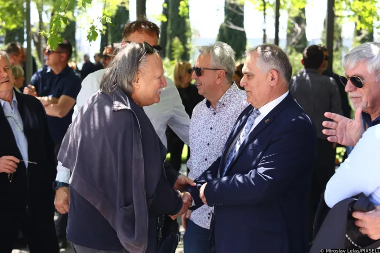 Jasmina Stavrosa ispratili obitelj i brojni prijatelji: Njegova udovica Žarka tje&scaron;ila okupljene smirujućim riječima