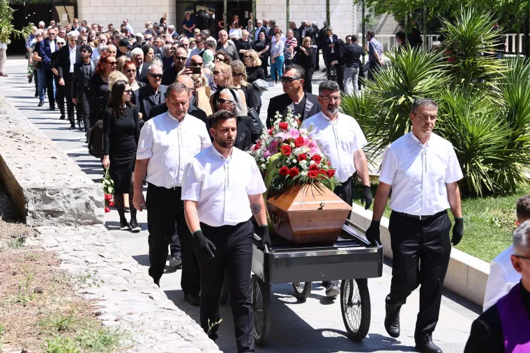 Posljednji ispraćaj 'Kralja zabave' . Brojni kolege oprostili se od Jasmina Stavrosa, unuk Milo nosio njegovu sliku