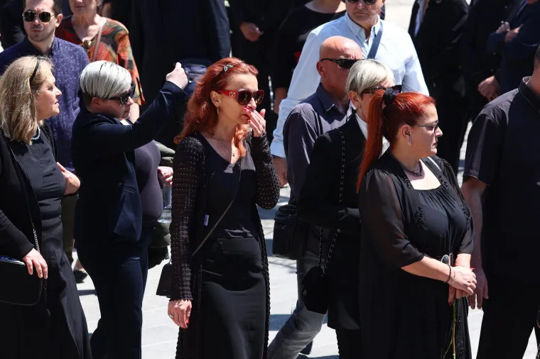 Posljednji ispraćaj 'Kralja zabave' . Brojni kolege oprostili se od Jasmina Stavrosa, unuk Milo nosio njegovu sliku