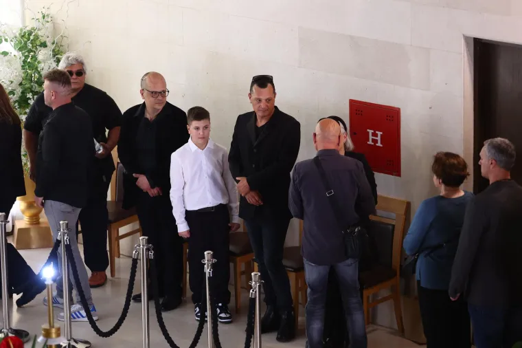 Posljednji ispraćaj 'Kralja zabave' . Brojni kolege oprostili se od Jasmina Stavrosa, unuk Milo nosio njegovu sliku