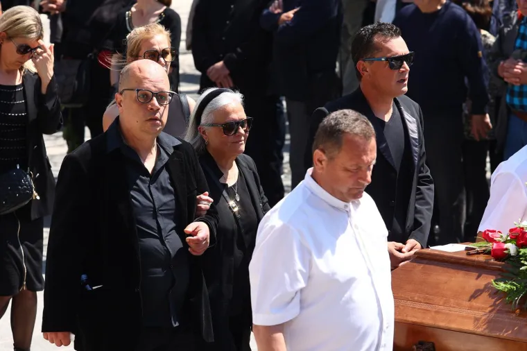 Posljednji ispraćaj 'Kralja zabave' . Brojni kolege oprostili se od Jasmina Stavrosa, unuk Milo nosio njegovu sliku