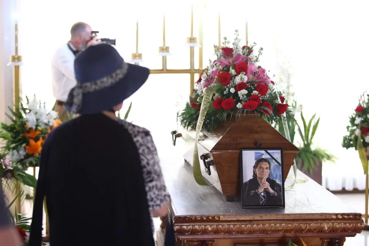 Posljednji ispraćaj 'Kralja zabave' . Brojni kolege oprostili se od Jasmina Stavrosa, unuk Milo nosio njegovu sliku