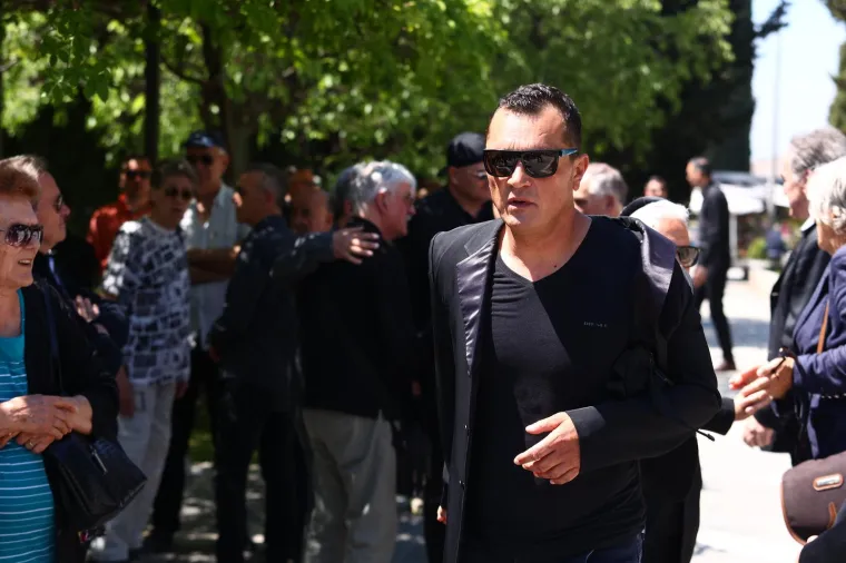 Posljednji ispraćaj 'Kralja zabave' . Brojni kolege oprostili se od Jasmina Stavrosa, unuk Milo nosio njegovu sliku