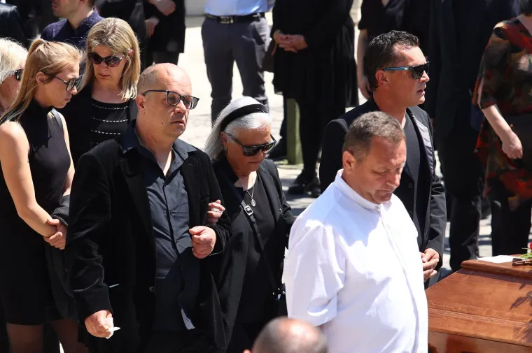 Posljednji ispraćaj 'Kralja zabave' . Brojni kolege oprostili se od Jasmina Stavrosa, unuk Milo nosio njegovu sliku