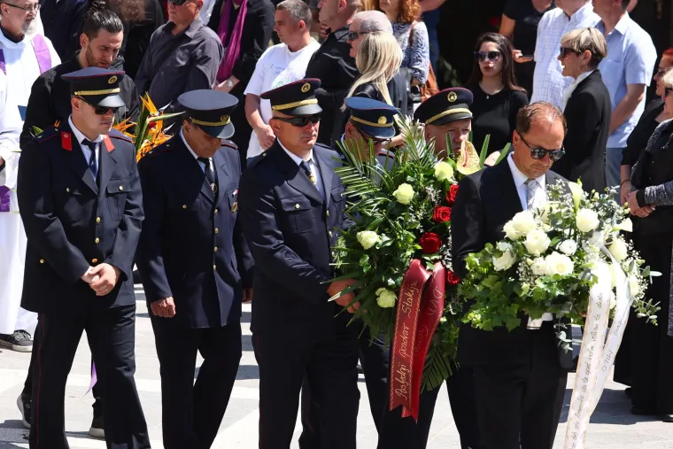 Posljednji ispraćaj 'Kralja zabave' . Brojni kolege oprostili se od Jasmina Stavrosa, unuk Milo nosio njegovu sliku