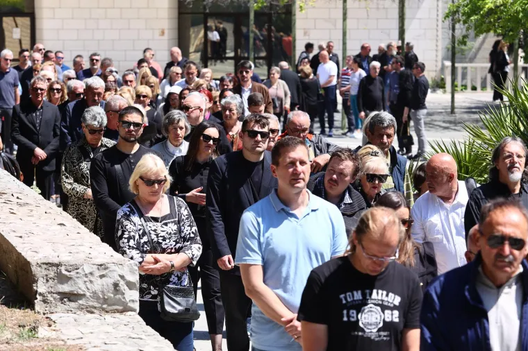 Posljednji ispraćaj 'Kralja zabave' . Brojni kolege oprostili se od Jasmina Stavrosa, unuk Milo nosio njegovu sliku