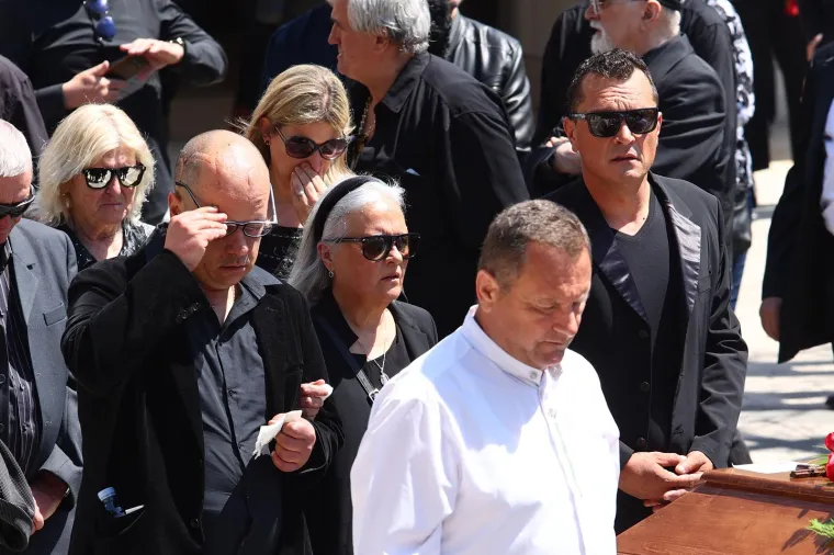 Posljednji ispraćaj 'Kralja zabave' . Brojni kolege oprostili se od Jasmina Stavrosa, unuk Milo nosio njegovu sliku