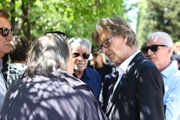 Posljednji ispraćaj 'Kralja zabave' . Brojni kolege oprostili se od Jasmina Stavrosa, unuk Milo nosio njegovu sliku