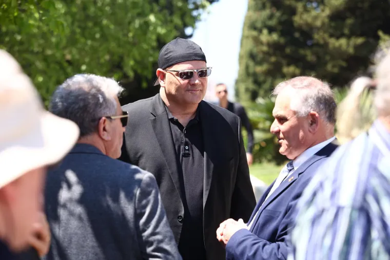 Posljednji ispraćaj 'Kralja zabave' . Brojni kolege oprostili se od Jasmina Stavrosa, unuk Milo nosio njegovu sliku