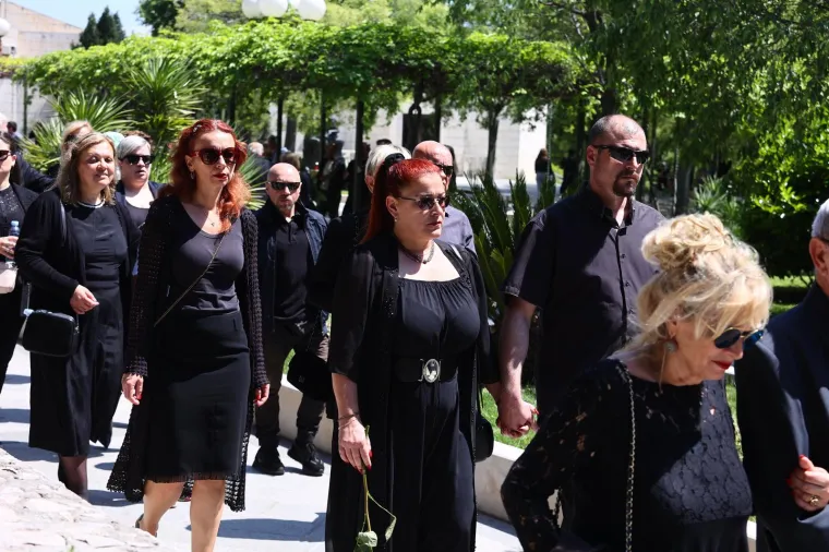 Posljednji ispraćaj 'Kralja zabave' . Brojni kolege oprostili se od Jasmina Stavrosa, unuk Milo nosio njegovu sliku