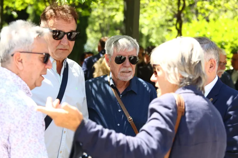 Posljednji ispraćaj 'Kralja zabave' . Brojni kolege oprostili se od Jasmina Stavrosa, unuk Milo nosio njegovu sliku