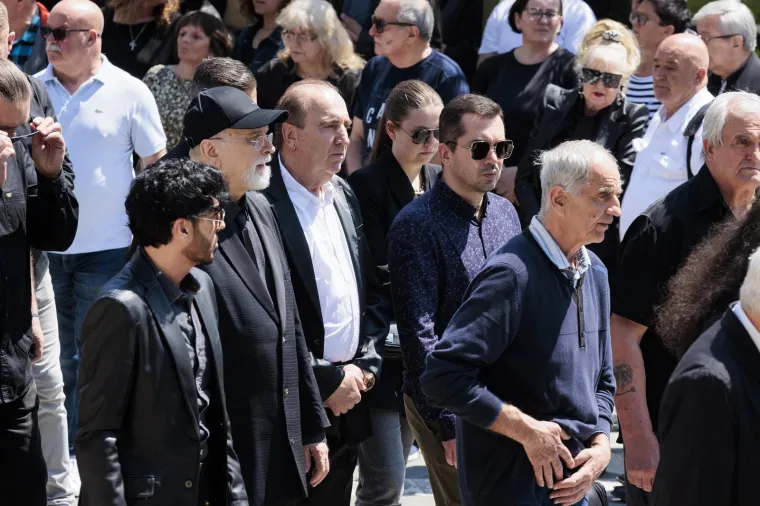 Posljednji ispraćaj 'Kralja zabave' . Brojni kolege oprostili se od Jasmina Stavrosa, unuk Milo nosio njegovu sliku