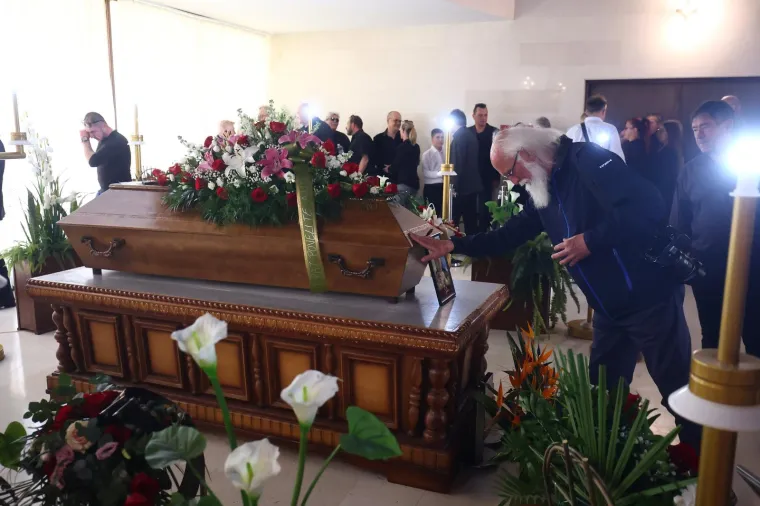 Posljednji ispraćaj 'Kralja zabave' . Brojni kolege oprostili se od Jasmina Stavrosa, unuk Milo nosio njegovu sliku