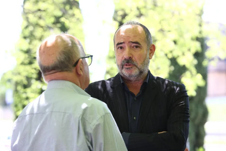 Posljednji ispraćaj 'Kralja zabave' . Brojni kolege oprostili se od Jasmina Stavrosa, unuk Milo nosio njegovu sliku