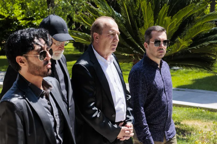 Posljednji ispraćaj 'Kralja zabave' . Brojni kolege oprostili se od Jasmina Stavrosa, unuk Milo nosio njegovu sliku