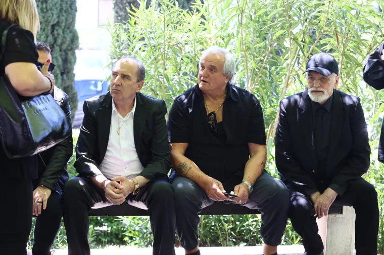 Posljednji ispraćaj 'Kralja zabave' . Brojni kolege oprostili se od Jasmina Stavrosa, unuk Milo nosio njegovu sliku