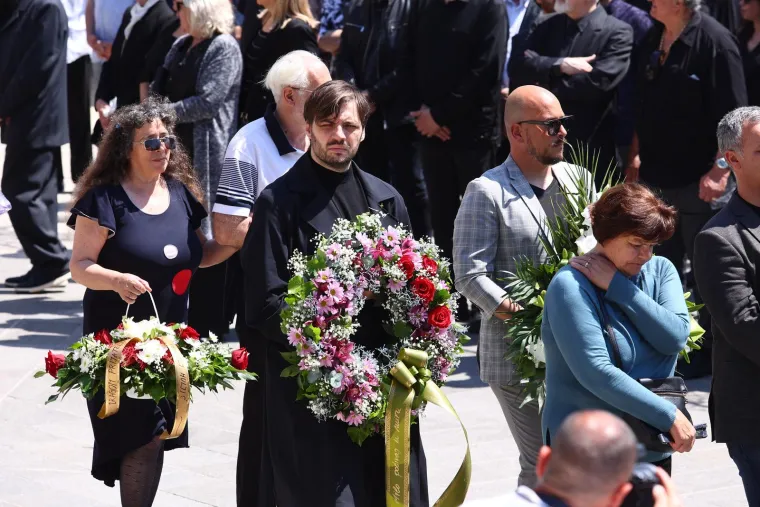 Posljednji ispraćaj 'Kralja zabave' . Brojni kolege oprostili se od Jasmina Stavrosa, unuk Milo nosio njegovu sliku
