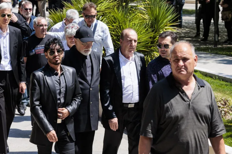 Posljednji ispraćaj 'Kralja zabave' . Brojni kolege oprostili se od Jasmina Stavrosa, unuk Milo nosio njegovu sliku