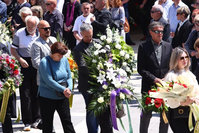 Posljednji ispraćaj 'Kralja zabave' . Brojni kolege oprostili se od Jasmina Stavrosa, unuk Milo nosio njegovu sliku