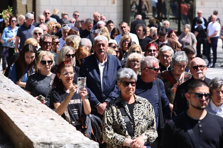 Posljednji ispraćaj 'Kralja zabave' . Brojni kolege oprostili se od Jasmina Stavrosa, unuk Milo nosio njegovu sliku