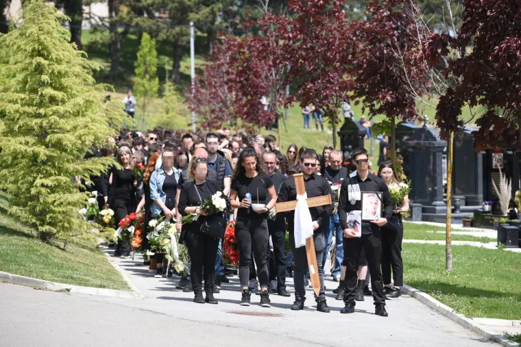 Suze na pokopu ubijenog za&scaron;titara u Beogradu: Nećak održao veliki govor, a posebno je emotivno bilo kada je pročitano pismo djevojčice