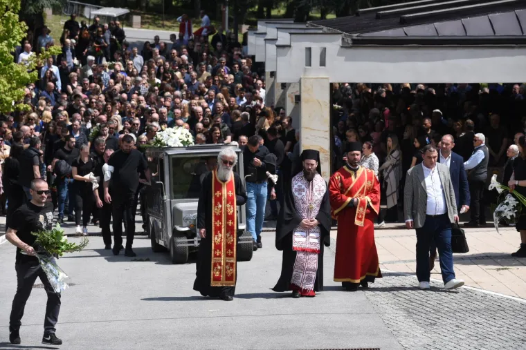 Suze na pokopu ubijenog za&scaron;titara u Beogradu: Nećak održao veliki govor, a posebno je emotivno bilo kada je pročitano pismo djevojčice