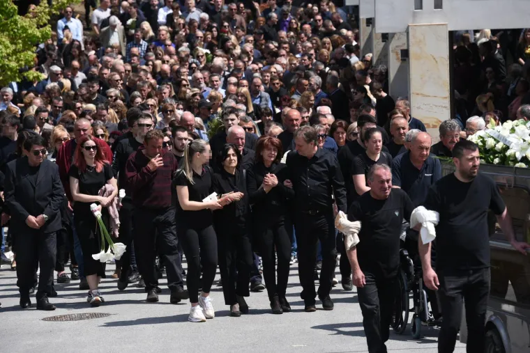Suze na pokopu ubijenog za&scaron;titara u Beogradu: Nećak održao veliki govor, a posebno je emotivno bilo kada je pročitano pismo djevojčice