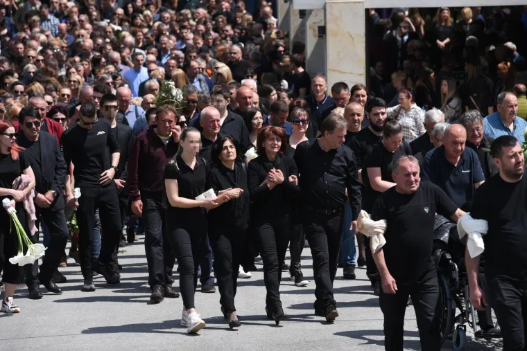 Suze na pokopu ubijenog za&scaron;titara u Beogradu: Nećak održao veliki govor, a posebno je emotivno bilo kada je pročitano pismo djevojčice