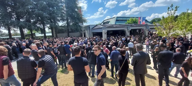 Suze na pokopu ubijenog za&scaron;titara u Beogradu: Nećak održao veliki govor, a posebno je emotivno bilo kada je pročitano pismo djevojčice