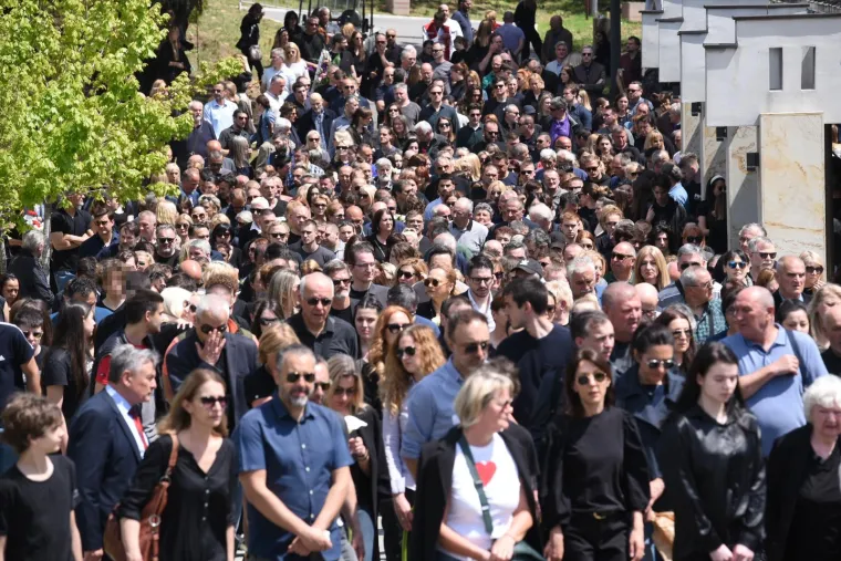 Suze na pokopu ubijenog za&scaron;titara u Beogradu: Nećak održao veliki govor, a posebno je emotivno bilo kada je pročitano pismo djevojčice