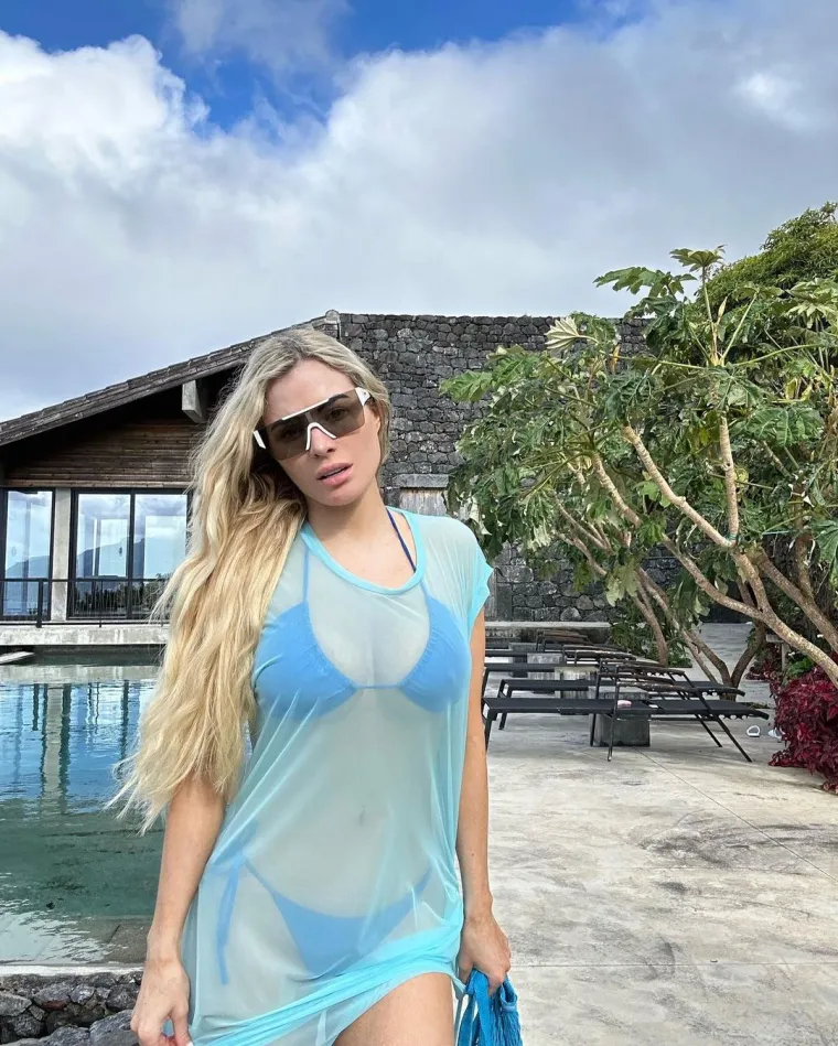 Biv&scaron;a zečica jo&scaron; uvijek voli 'zaboraviti' obući grudnjak: To je 'kamilica' za poze u kojima smo ju viđali nasred ulice