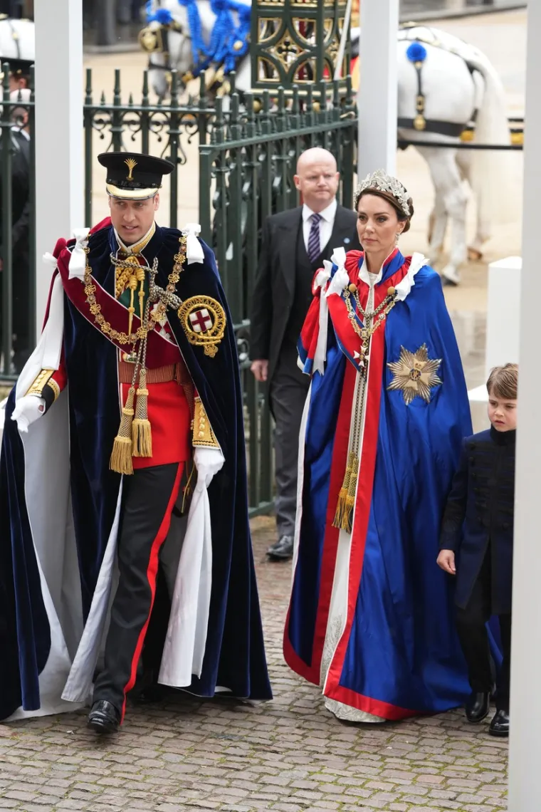 Kate Middleton zasjenila čak i kraljicu: Zablistala je u glamuroznoj haljini i odala počast princezi Diani
