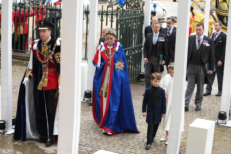 Kate Middleton zasjenila čak i kraljicu: Zablistala je u glamuroznoj haljini i odala počast princezi Diani
