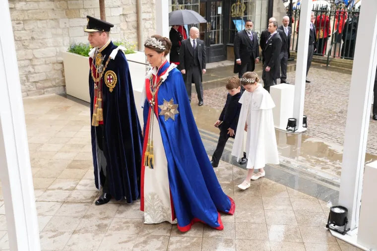 Kate Middleton zasjenila čak i kraljicu: Zablistala je u glamuroznoj haljini i odala počast princezi Diani