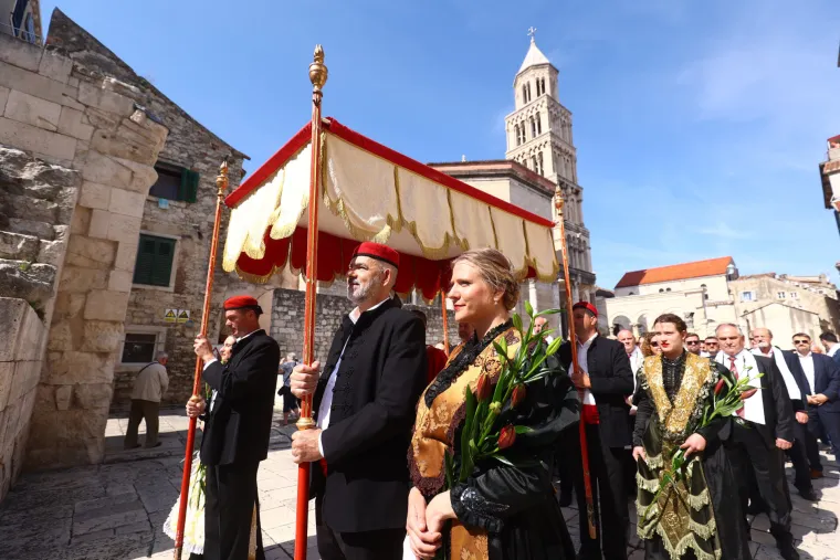 Splićani slave Dan grada! Na ulicama stari i mladi, domaći i strani! Za omastiti brk spremno 5.000 porcija janjetine i 'biži'
