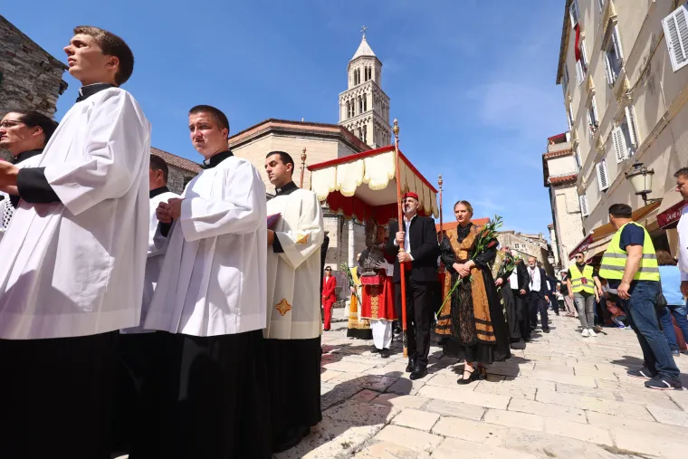 Splićani slave Dan grada! Na ulicama stari i mladi, domaći i strani! Za omastiti brk spremno 5.000 porcija janjetine i 'biži'