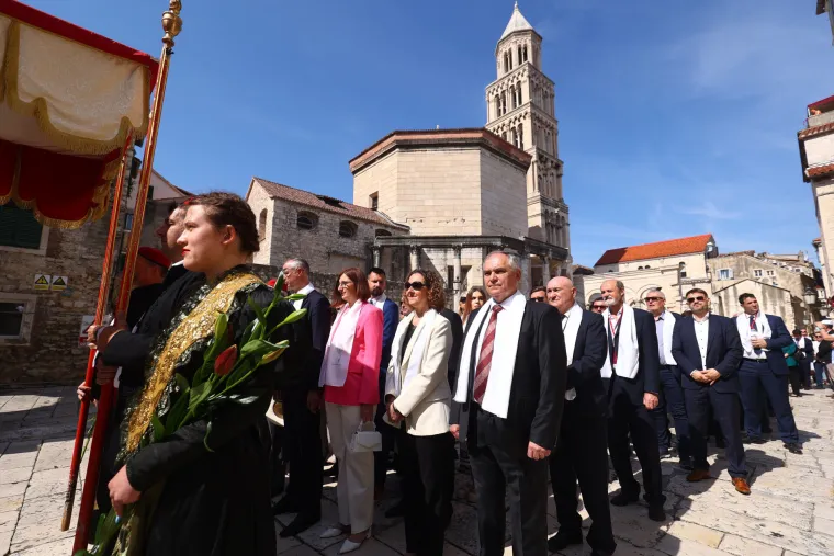Splićani slave Dan grada! Na ulicama stari i mladi, domaći i strani! Za omastiti brk spremno 5.000 porcija janjetine i 'biži'