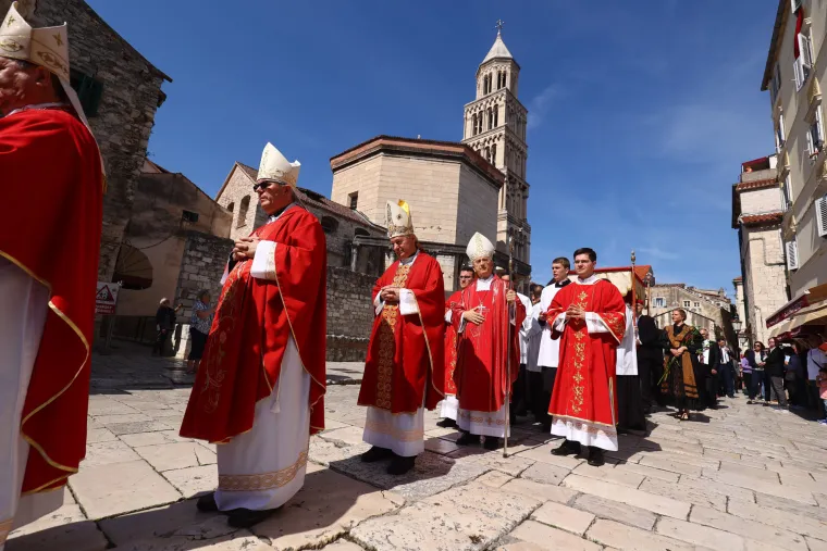 Splićani slave Dan grada! Na ulicama stari i mladi, domaći i strani! Za omastiti brk spremno 5.000 porcija janjetine i 'biži'