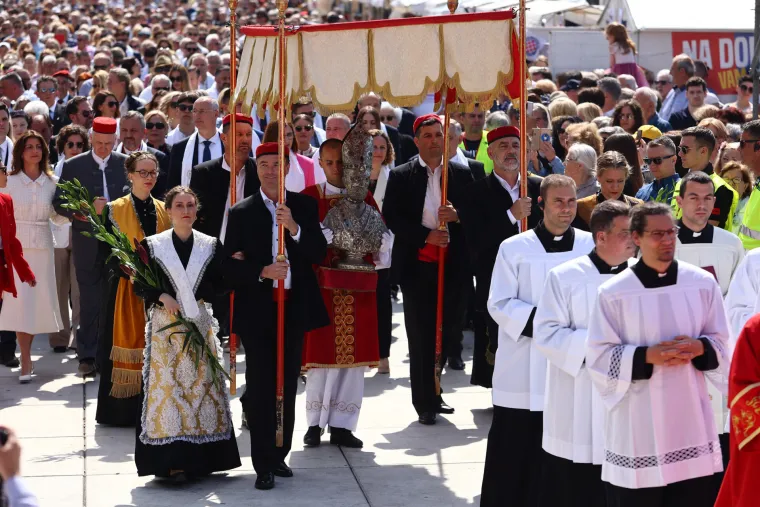 Splićani slave Dan grada! Na ulicama stari i mladi, domaći i strani! Za omastiti brk spremno 5.000 porcija janjetine i 'biži'